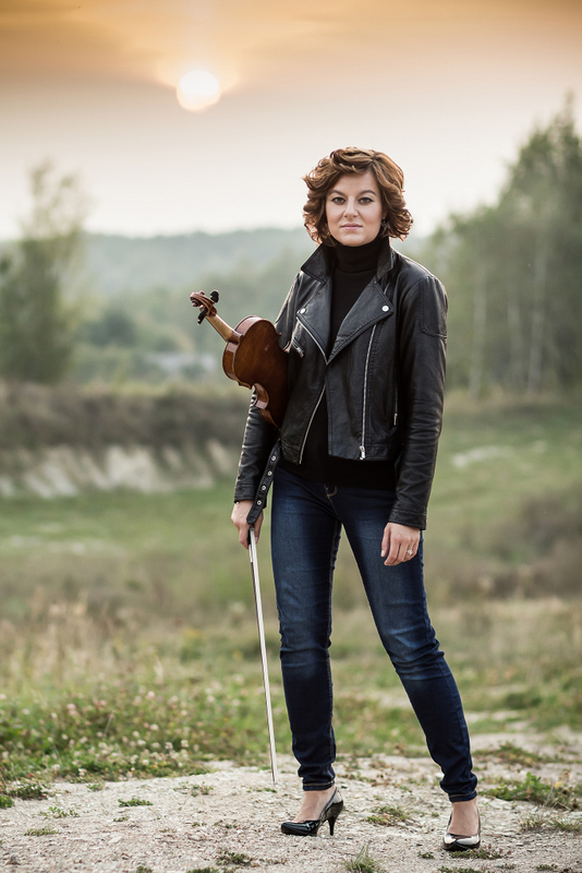 Anna Gutowska ze skrzypcami na łonie przyrody fot. z albumu Artystki