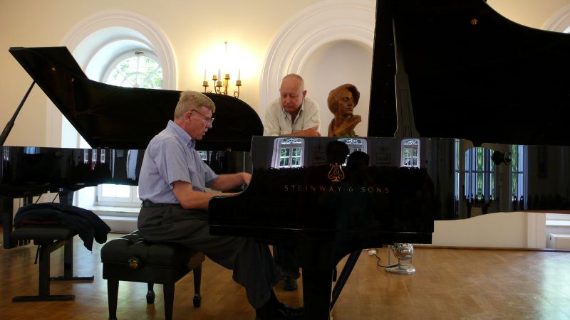 Duszniki Zdr. 5.VIII.2014 r. cwiczenia przed recitalem od lewej Adam Wodnicki Kazimierz Dzik1