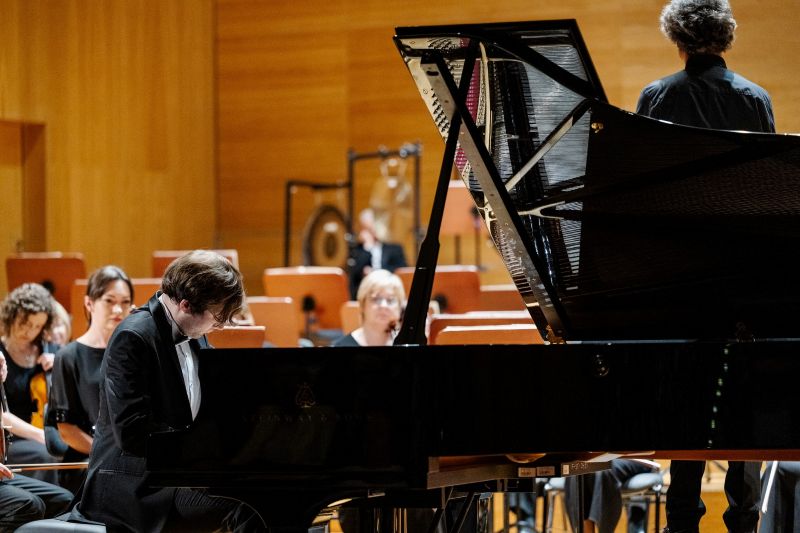Filharmonia zakończenie sezonu Krzysztof Książek fort. dyryguje Jan Miłosz Zarzycki