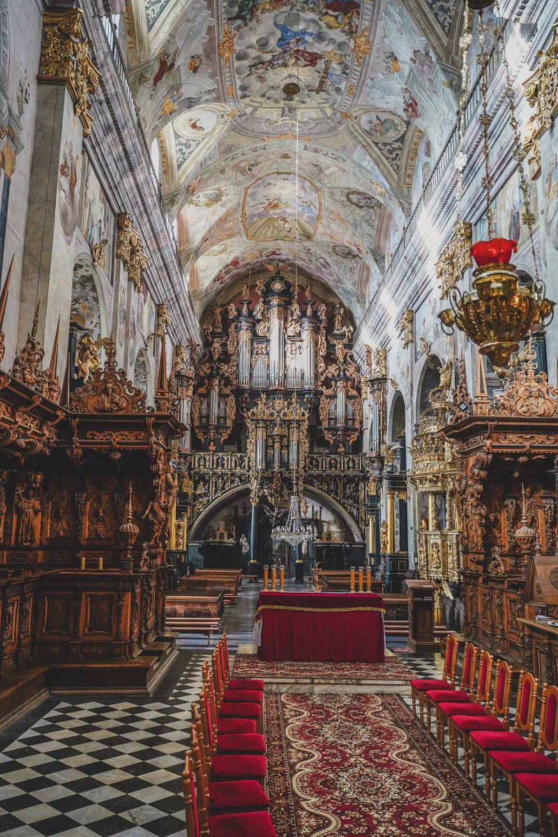 Leżajsk widok na organy w nawie głównej