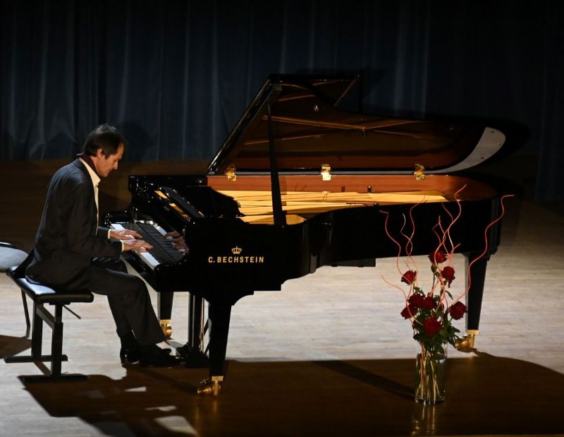 WDK Rzeszów 01.02.2026 Giusiano przy fortepianie