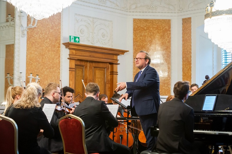 Łańcut Tomasz Lis i Pilish Art Philharmonic dyryguje Michael Maciaszczyk fot. Damian Budziwojski 800