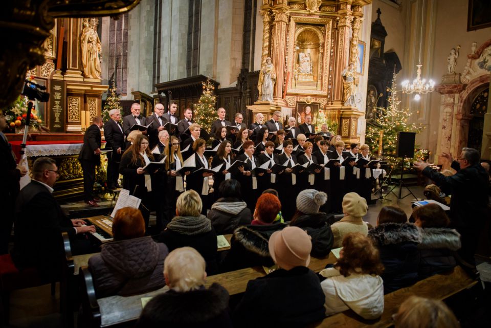 Archidiecezjalny Chór &quot;Magnificat&quot; pod dyerekcją Mieczysława Gniadego podczas noworocznego koncertu kolęd w katedrze przemyskiej