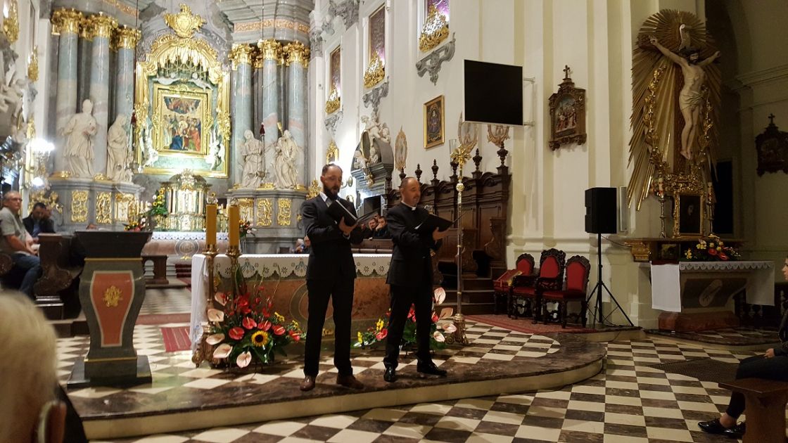 Szymon Kobyliński - bas i Rafał Kobyliński - tenor podczas wykonania Ave Maria G. Donizettiego w Bazylice Jezuitów w Starej Wsi
