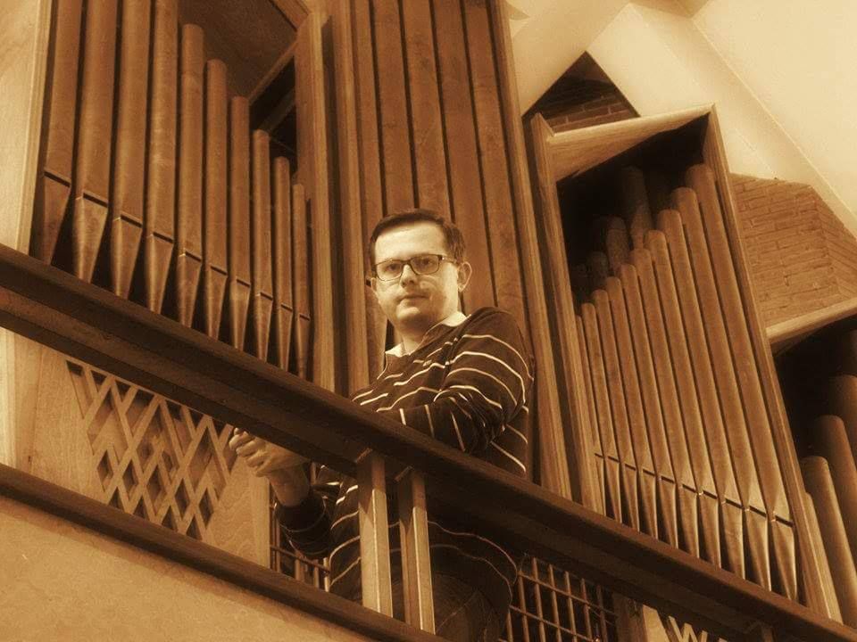 dr Daniel Prajzner przy organach Flentropa w kościele pw. Bł. Anieli Salawy w Krakowie