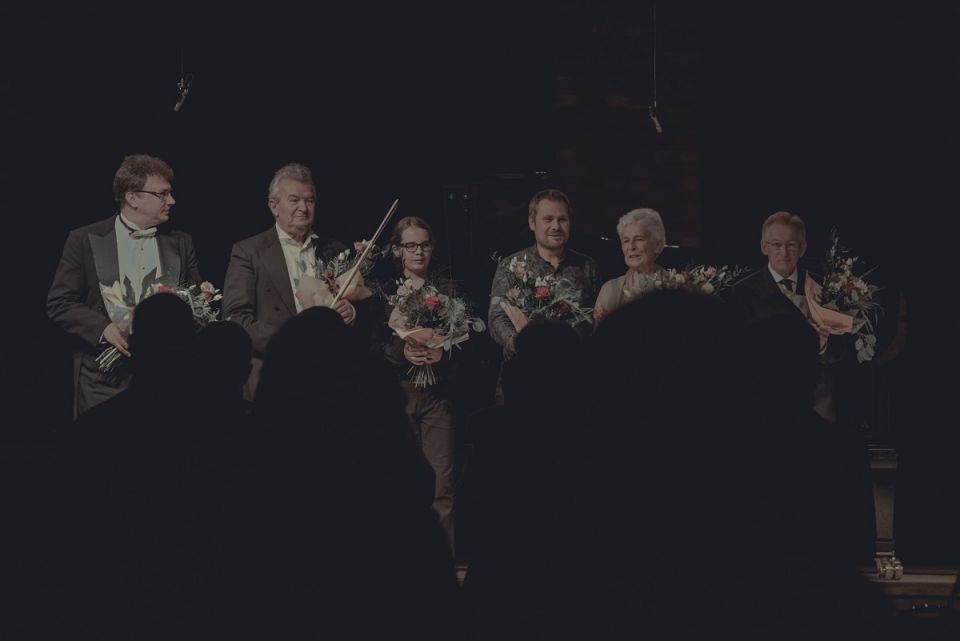 Wykonawcy Gali Trzech Dekad - od lewej: Robert Morawski, Wadim Brodski, Szymon Krajewski, Jakub Jakowicz, Anna Woźniakowska i Jan Popis