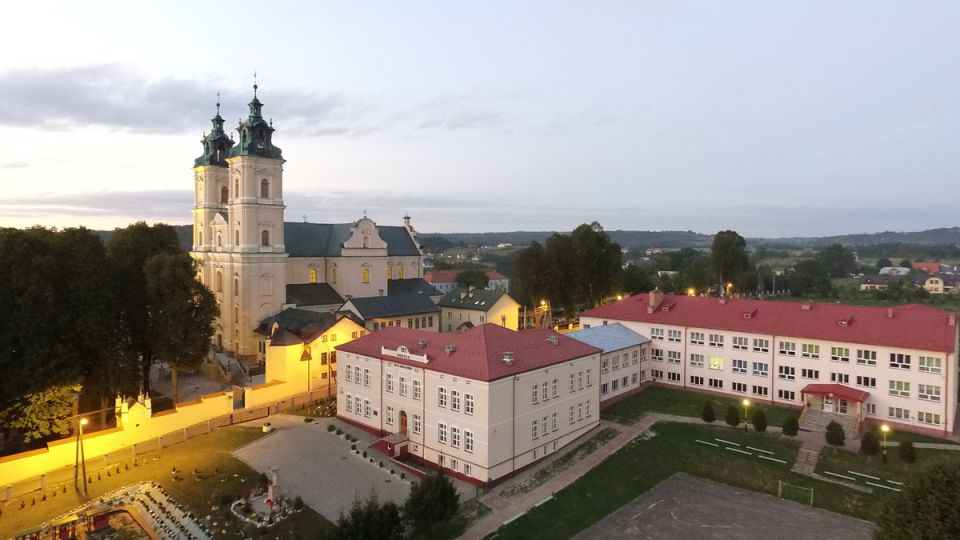 Bazylika OO. Jezuitów i jej otoczenie - Stara Wieś