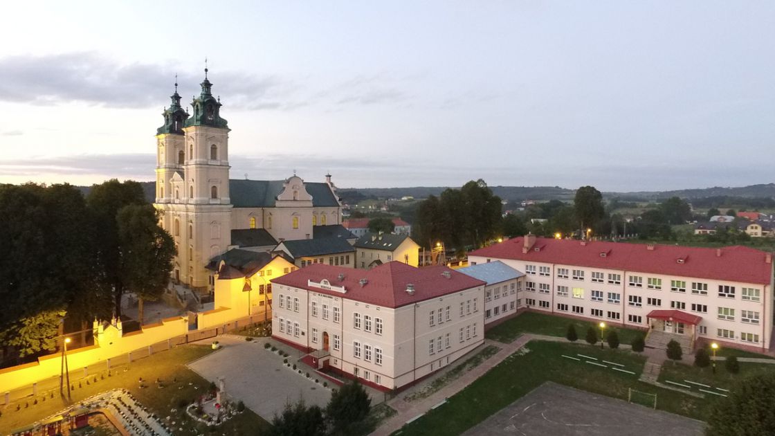 Bazylika OO. Jezuitów i jej otoczenie - Stara Wieś