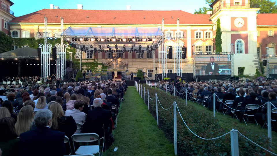 Przed plenerowym spektaklem opery &quot;Bal maskowy&quot;, libretto przybliża publiczności pan Marek Zając