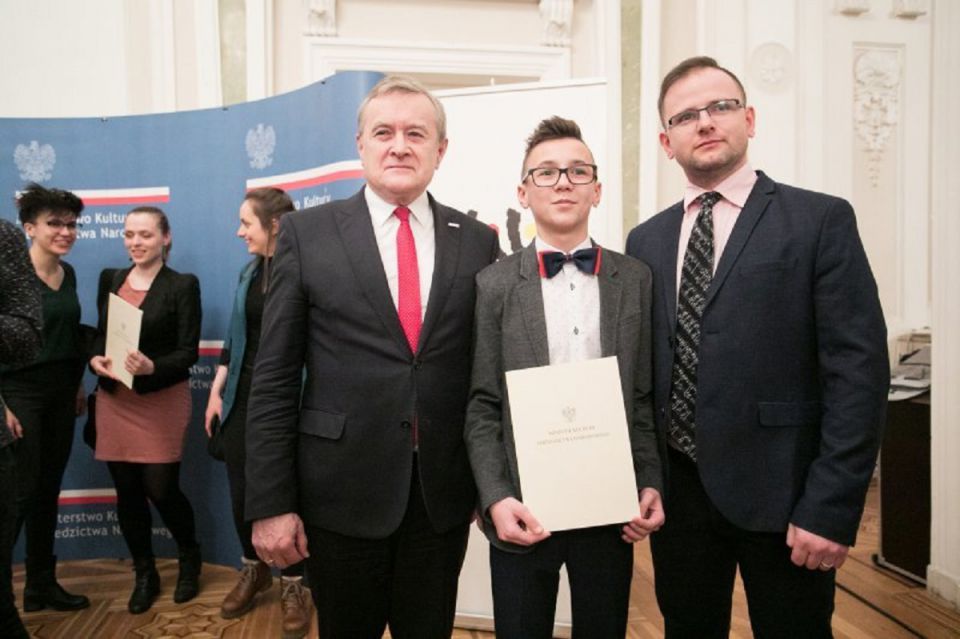 Minister Kultury i Dziedzictwa Narodowego prof Piotr Gliński, laureat XVI edycji Programu Stypendialnego Młoda Polska 2019 Mikołaj Wańkowicz oraz jego nauczyciel akordeonu mgr. Krzysztof Bury