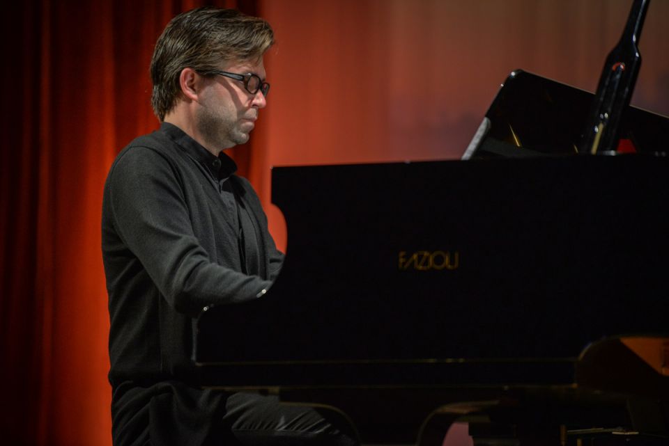 Marek Bracha - fortepian - w czasie koncertu w ramach MIstrzowskich Wieczorów w Kąśnej
