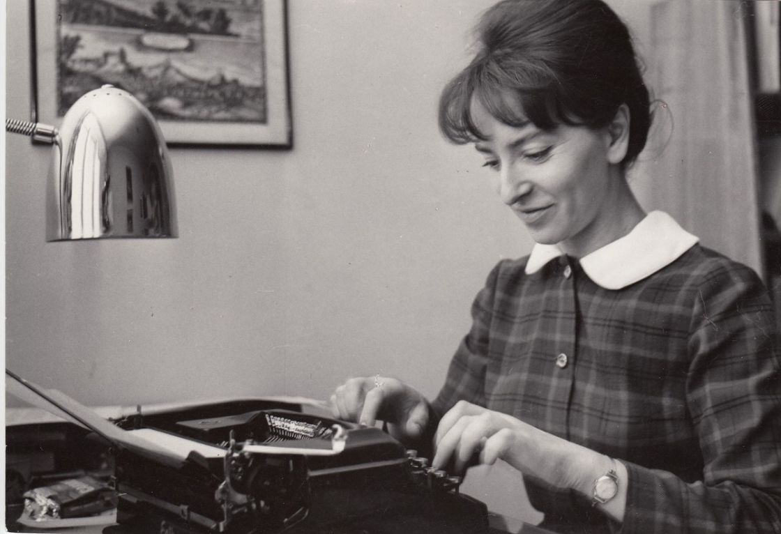 Maestra Wanda Wiłkomirska - tym razem przy maszynie do pisania.