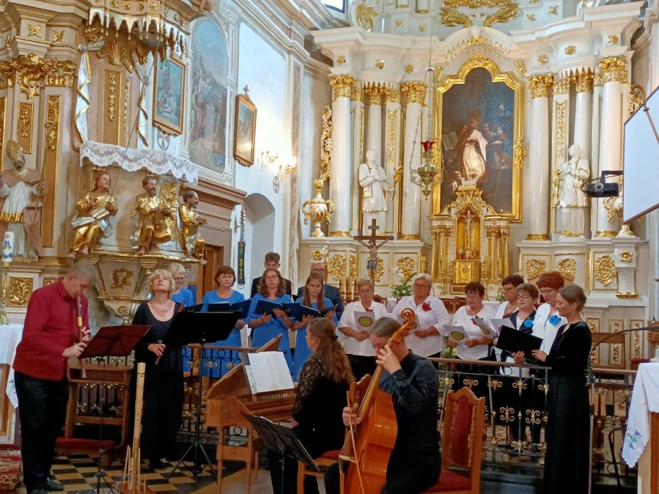 Filatura di Musica i uczestnicy warsztatów śpiewu podczas koncertu w Uhercach