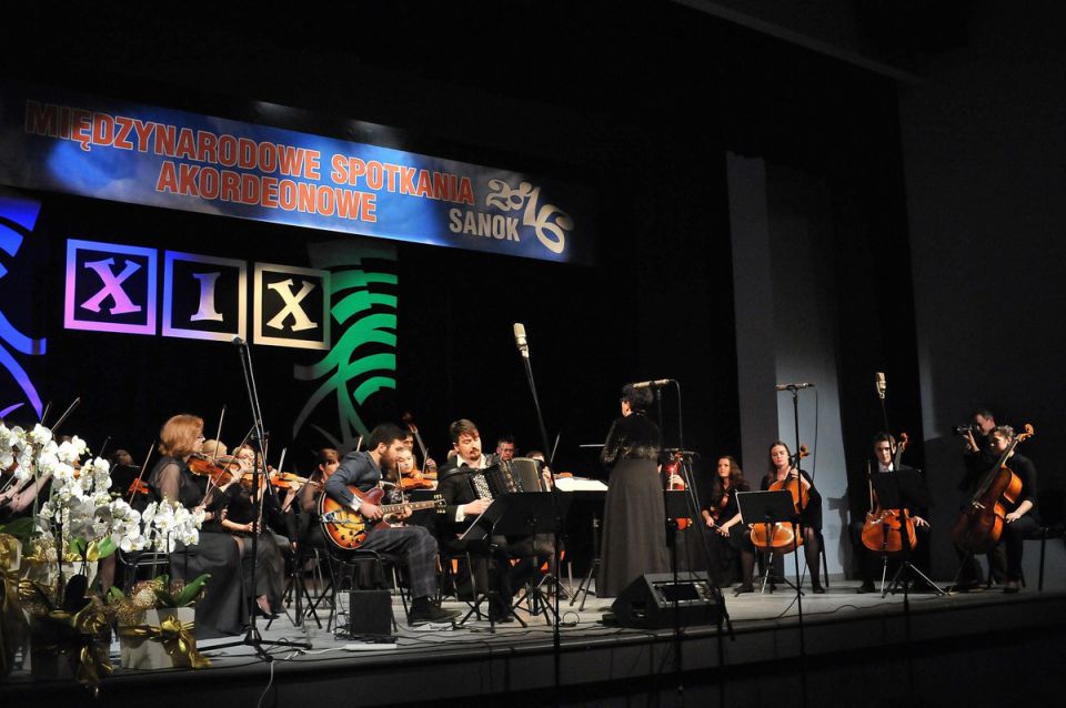 Bartosz Głowacki(akordeon), Robert Luft(gitara) i Orkiestra Kameralna PSM w Sanoku pod batutą Elżbiety Przystasz - koncert w SDK 2016r.