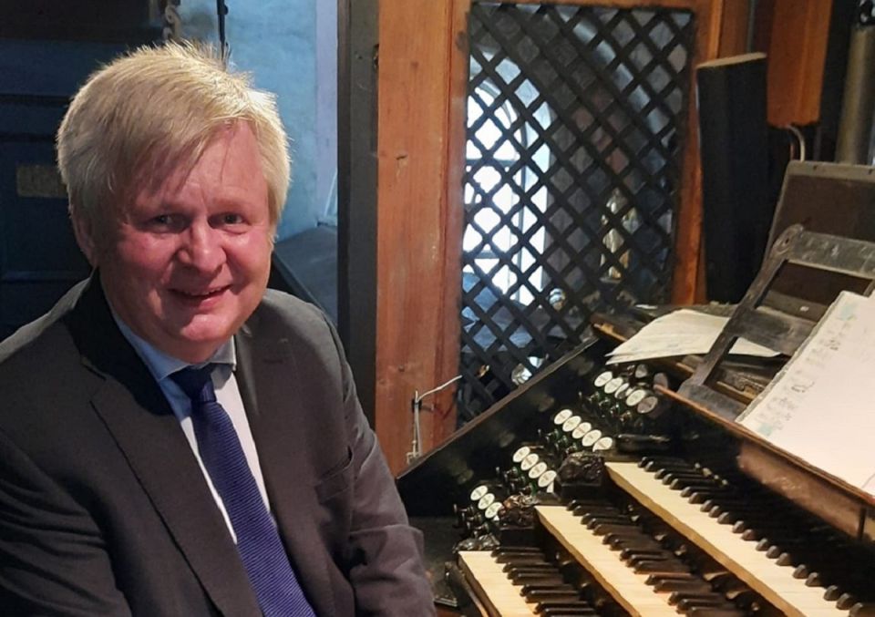 Roman Perucki przy organach bazyliki OO.Bernardynów w Leżajsku