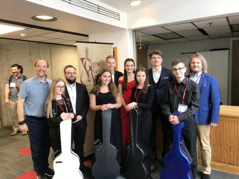 Zdjęcie z Guitar Foundation of America (GFA) Convention in Louisville, Kentucky 23 VI 2018 r. Polskie zespoły: Erlendis Quartet, Felice Guitar Quartet z nauczycielem Robertem Polańskim  oraz Bill Kanengiser - LAGQ - Los Angeles Guitar Quartet