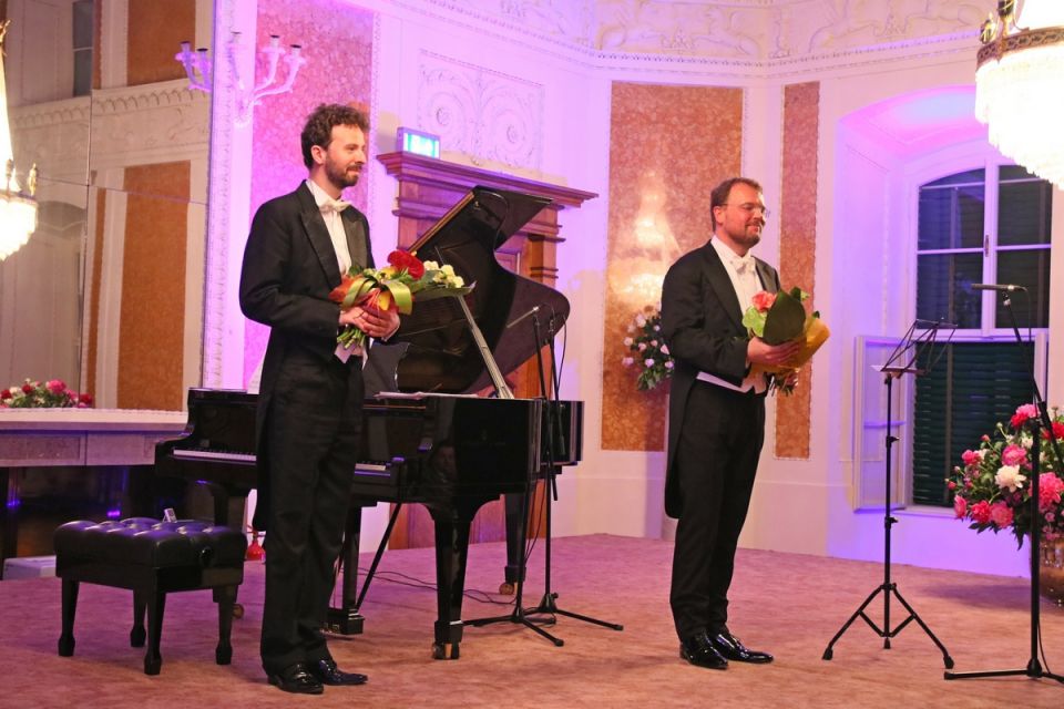 Od lewiej; Lech Napierała - fortepian i Tomasz Konieczny - basbaryton po zakończneiu planowanej części koncertu w Sali Balowej Zamku w Łańcucie