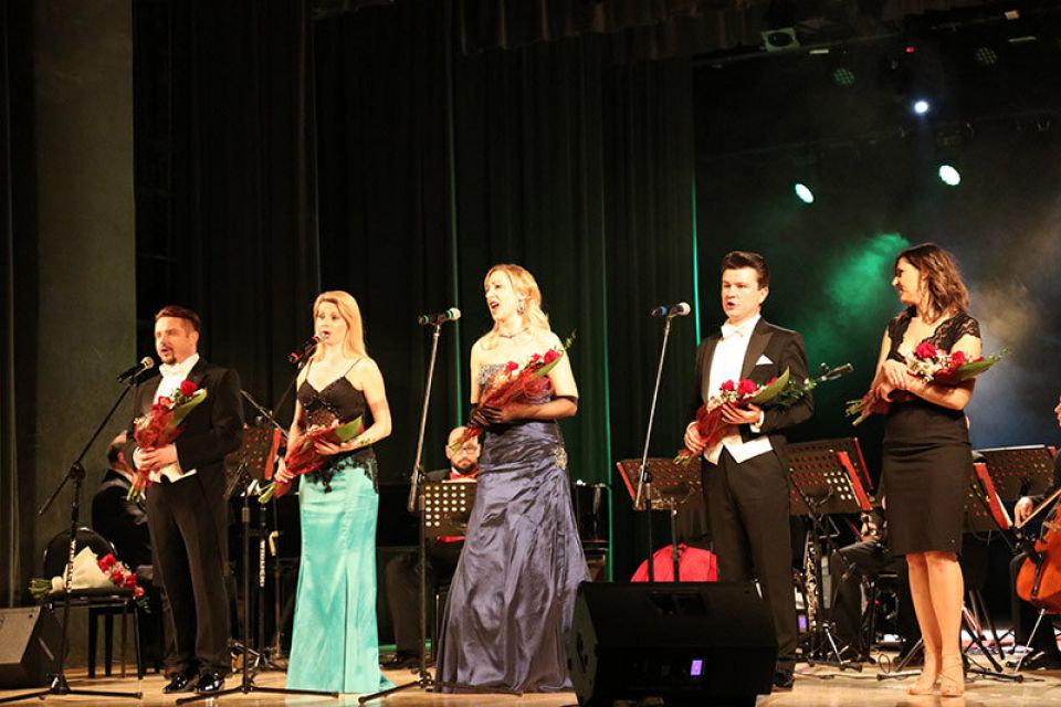 od lewej: Paweł Skałuba - tenor, Magdalena Idzik - mezzosopran, Renata Drozd - sopran, Łukasz Gaj - tenor, Monika Węgiel - śpiew - Finał Gali w Mielcu