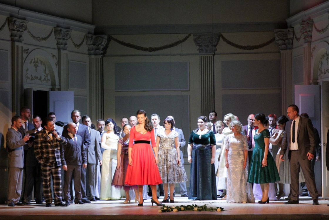 &quot;Moc przeznaczenia&quot; G. Verdiego - scena zbiorowa z II części w wykonaniu artystów Opery Śląskiej w Bytomiu 