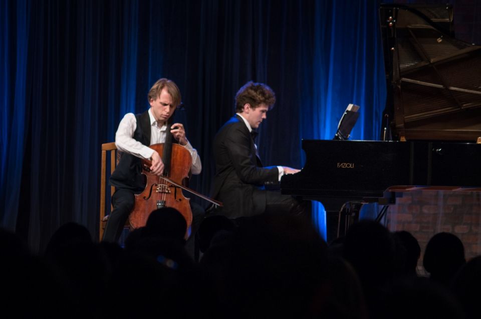 Marcin Zdunik - wiolonczela i Szymon Nehring - fortepian podczas Koncertu finałowego &quot;Tygodnia Talentów&quot; w Sali Koncertowej Stodoła w Kąśnej Dolnej 19 maja 2019r.