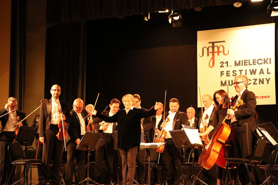 Agnieszka Duczmal i Orkiestra Kameralna Polskiego Radia Amadeus podczas koncertu w SCK w Mielcu