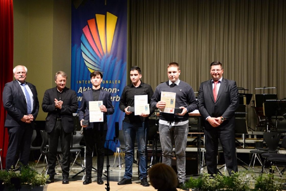 Laureci Międzynarodowego Konkursu Akordeonowego w Klingenthal w kategorii do lat 18. Trzeci od lewej - Krzysztof Polnik z ZPSM w Przemyślu