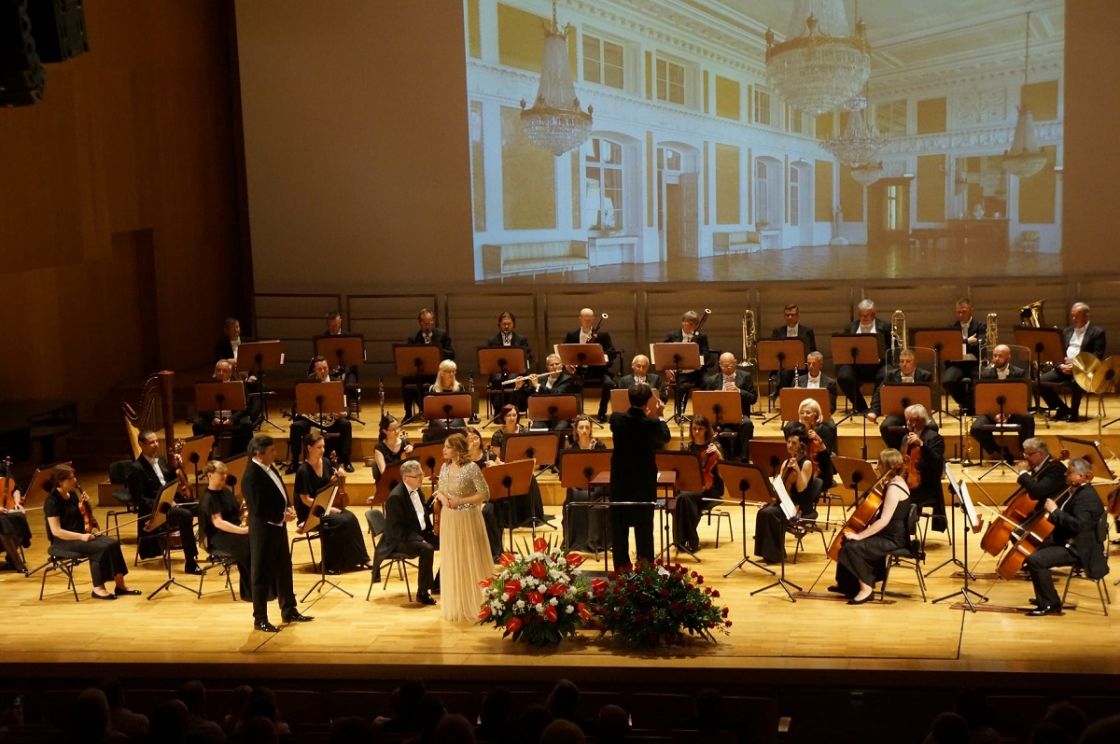 Iwona Socha - sopran, Adam Zdunikowski - tenor i Orkiestra Symfoniczna Filharmonii Podkarpackiej pod batutą Massimiliano Caldiego