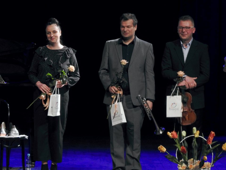 Od lewej: Maria Miszczak - fortepian, Jakub Waszczeniuk - trąbka i Marcin Suszycki - skrzypce zastanawiają sie co wykonać na bis