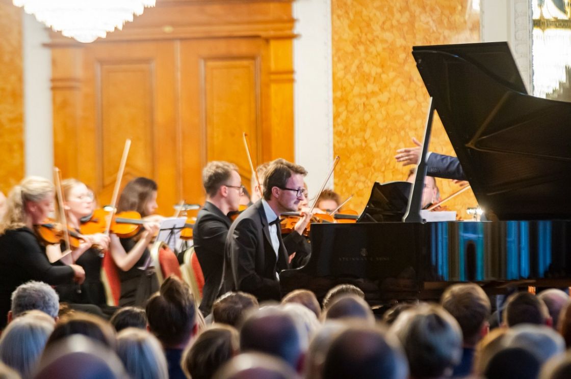 Tomasz Lis - fortepian i Polish Art Philharmonic, dyryguje Michael Maciaszczyk