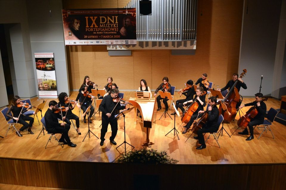 Piotr Tarcholik i Orkiestra &quot;Sinfonia Galicya&quot;  inaugurują IX Dni Muzyki Fortepianowej im. Marii Turzańskiej w Jarosławiu