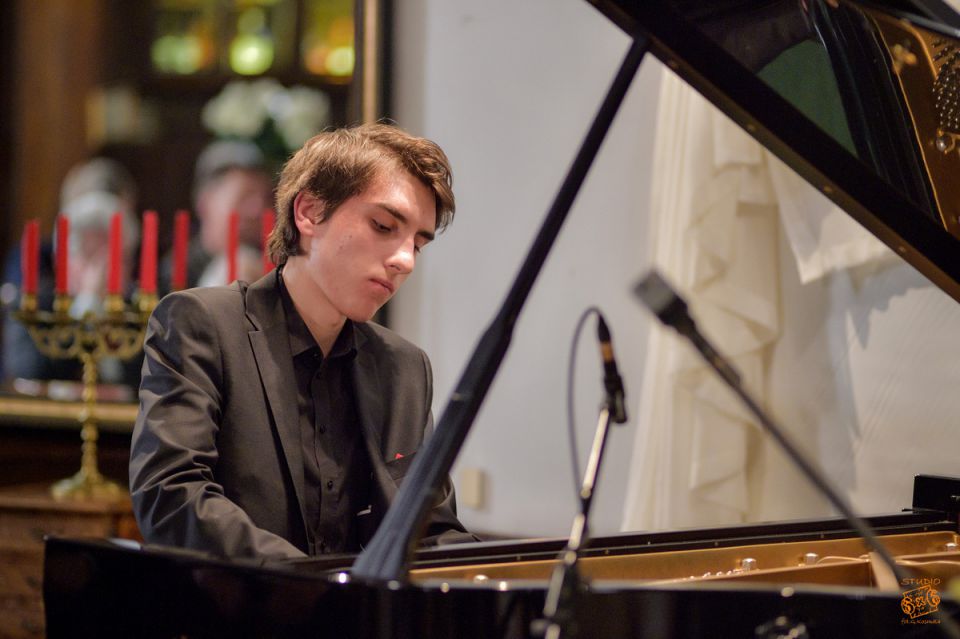 Kacper Żaromski podczas  XIV Międzynarodowego Konkursu Pianistycznego w Antoninie w 2017 roku.