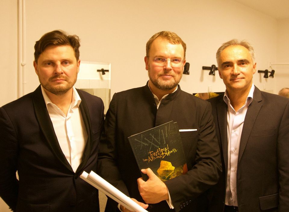 od lewej; Jurek Dybał - dyrygent, Tomasz Konieczny - bas-baryton, Waldemar Szybiak - dyrektor Festiwalu im. Adama Didura w Sanoku
