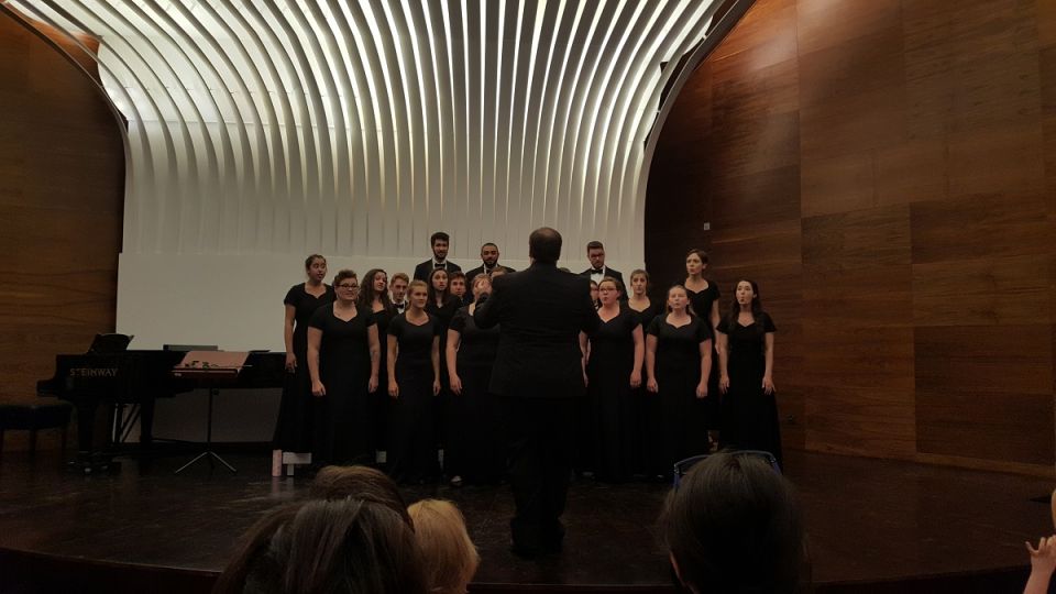 Nazareth College Chamber Singers dyr, Brian Stevens w czasie występu konkursowego w sali kameralnej Filharmonii Podkarpackiej