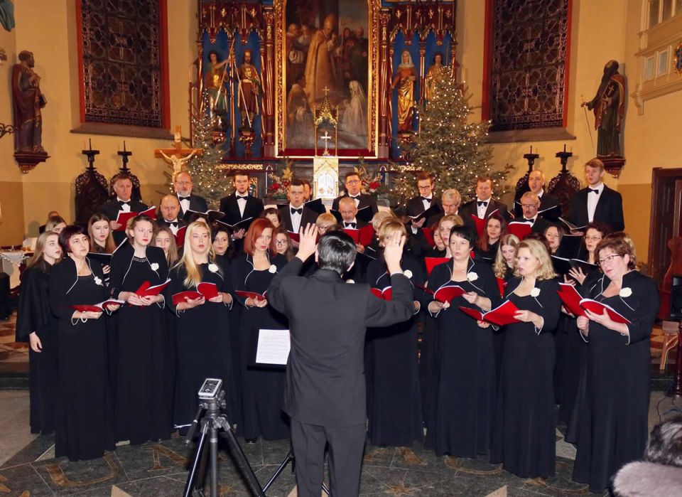 Połączone chóry „Gaudete” z parafii p.w. Św. Michała Archanioła i Chór Łańcuckiej Fary pod dyrekcją Dariusza Kosaka.