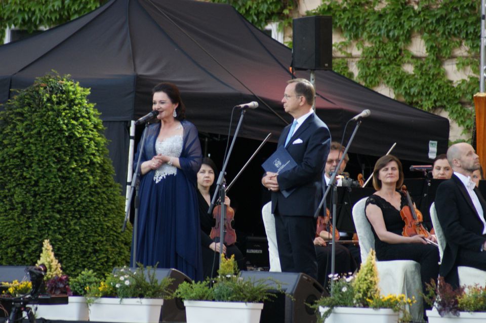 Pan Władysław Ortyl - Marszałek Województwa Podkarpackiego i pani prof. Marta Wierzbieniec dyrektor Muzycznego Festiwalu w Łańcucie