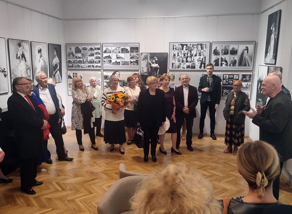 Wernisaż wystawy Juliusza Multarzyńskiego (pierwszy z prawej) w Sanockim Domu Kultury 