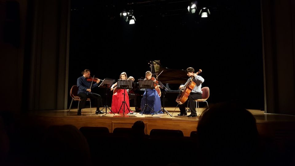 od lewej: Jakub Jakowicz - skrzypce, Maria Sławek - skrzypce, Kryzsztof Książek - fortepian, Katarzyna Budnik - altówka, Bartosz Koziak - wiolonczela, 