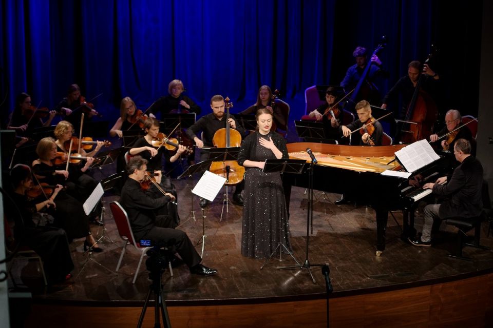 Przemyska Orkiestra Kameralna - na pierwszym planie: Piotr Tarcholik - skrzypce, Mariana Poltorak - sopran, Sebastian Bernatowicz - fortepian