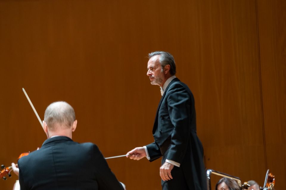 David Giménez dyryguje Orkiestrą Symfoniczną Filharmonii Podkarpackiej