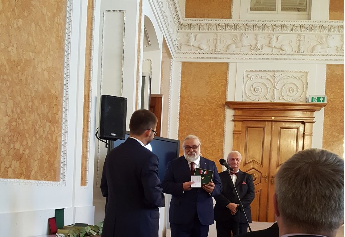 Złoty medal &quot;Zasłużony Kulturze Gloria Artis&quot; dla Muzeum-Zamek w Łańcucie prezentuje dyrektor tej placówki Wit Karol Wojtowicz