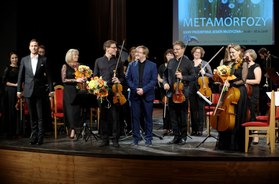 Na pierwszym planie od lewej: Jacek Szwaj - fortepian, Magdalena Betleja - skrzypce i dyrektor Festiwalu, Jakub Kowalski - skrzypce, Bartosz Chajdecki - kompozytor, Piotr Tarcholik - skrzypek i dyrygent