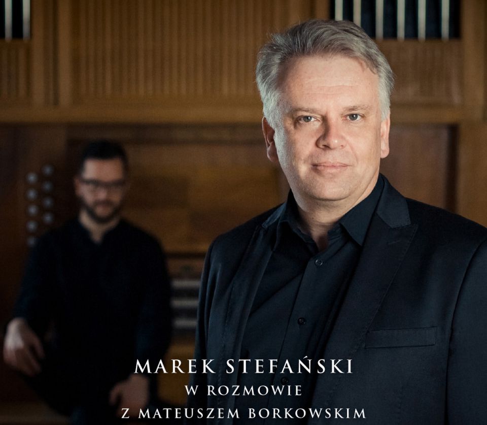 Organista Marek Stefański i muzykolog Mateusz Borkowski na okładce książki &quot;Organy na krańcach świata&quot;