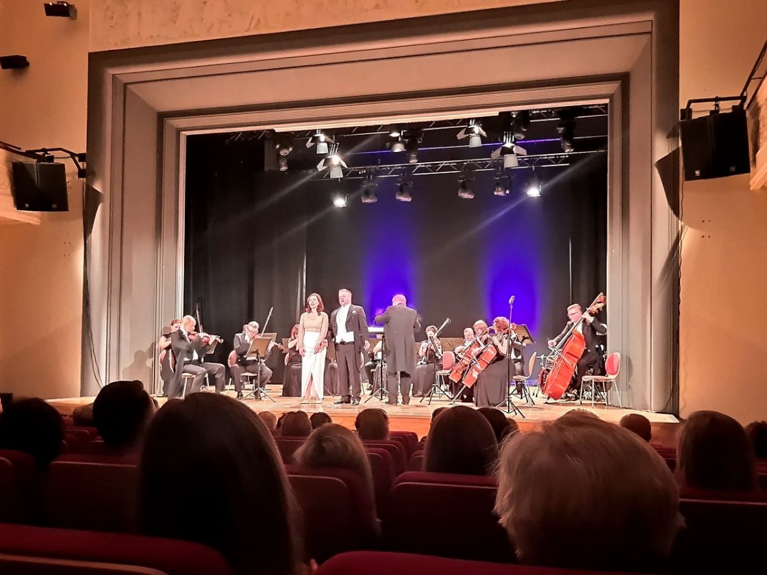 Śpiewaja Beata Kraska i Tomasz Furman, Rzeszowską Orkiestrą Kameralną dyryguje Andrzej Szypuła