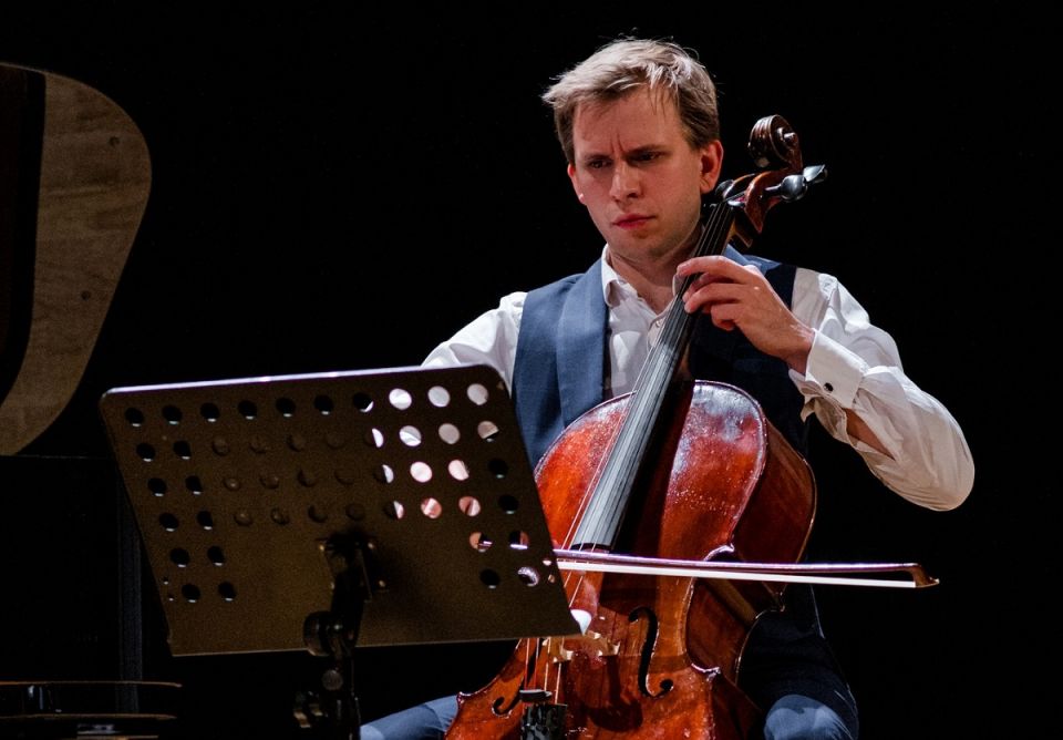 Marcin Zdunik - wiolonczelista i kompozytor podczas koncetu w Rzeszowie