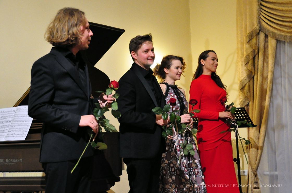 Od lewej: Michał Rot, Marcin Kasprzyk, Jagoda Pietrusiak-Kasprzyk, Renata Johnson Wojtowicz -- koncert w Jarosławiu 23 listopada 2019r.