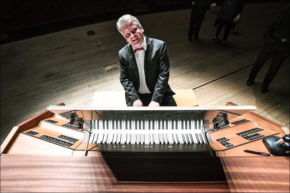 Marek Stefański - organista wirtuoz,adiunkt Katedry Organów Akademii Muzycznej w Krakowie i organizator życia muzycznego.