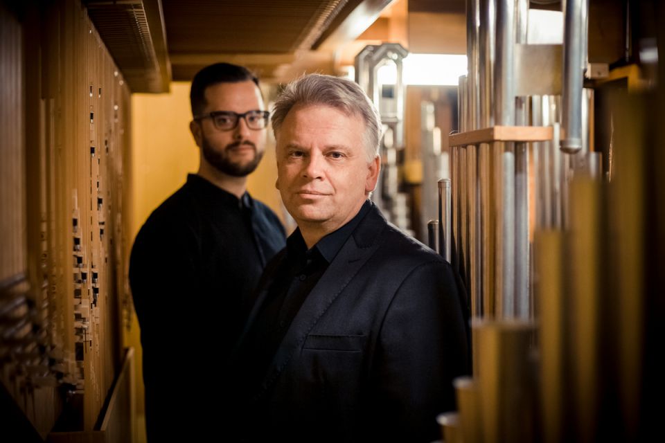 Organista Marek Stefański i muzykolog Mateusz Borkowski