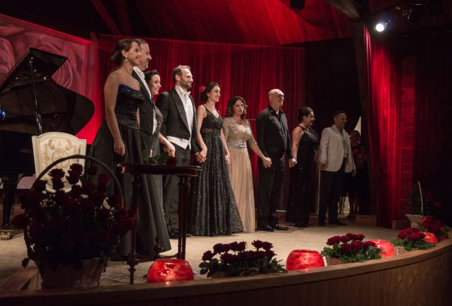 Wykonawcy opery "Carmen" dziękują oklaskującej ich gorąco publiczności zgromadzonej w Sali Koncertowej Stodoła w Centrum Paderewskiego w Kąśnej Dolnej
