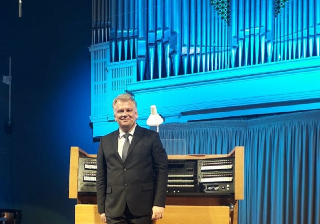 dr hab. Marek Stefański przy organach Filharmonii w Twerze (Rosja)