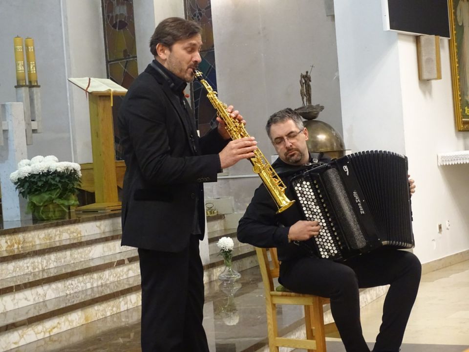 prof Paweł Gusnar - saksofon sopranowy, prof. Klaudiusz Baran - akordeon, podczas koncertu w kościele w Iwoniczu Zdroju